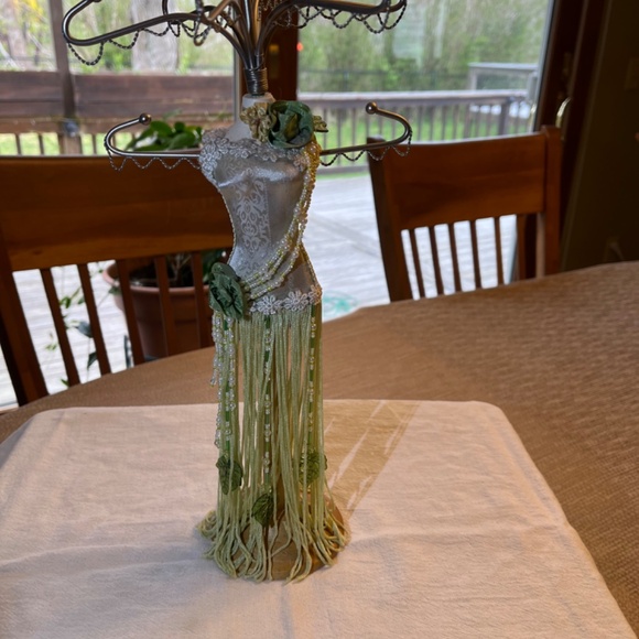 Victorian Style Jewelry Mannequin - Picture 6 of 7